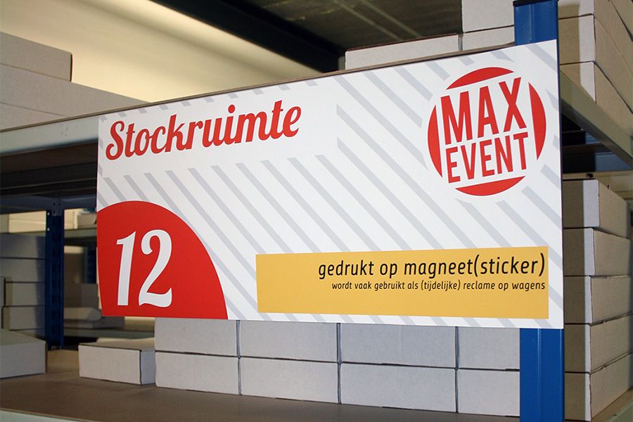 magneetstickers kunnen ook op magazijnstellingen bevestigd worden